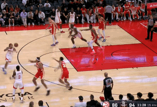  岭北雷霆队鏖战东海金雕队，拳击大师赛击败，替补奇兵立功。韧性比赛的样板