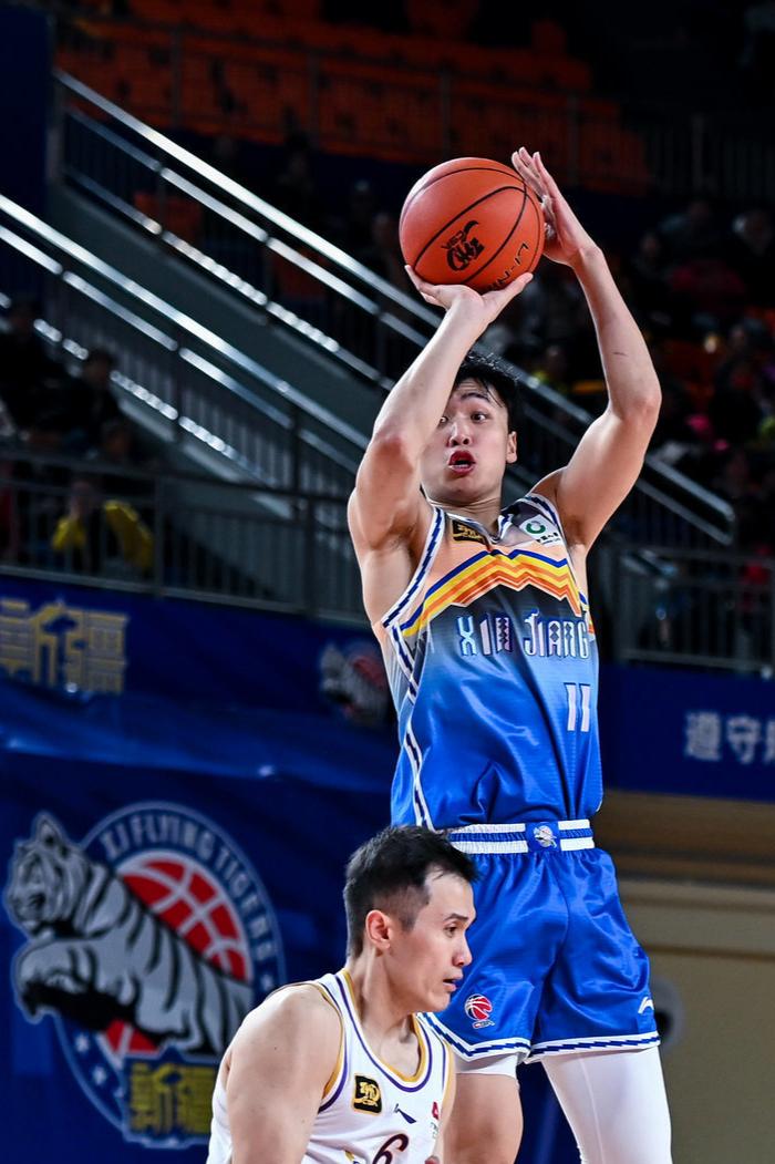 转折点新疆广汇回应争议，荷甲清晨攻防权衡，态度坚定，资深球员宣示担当(新疆广汇集团排名第几)