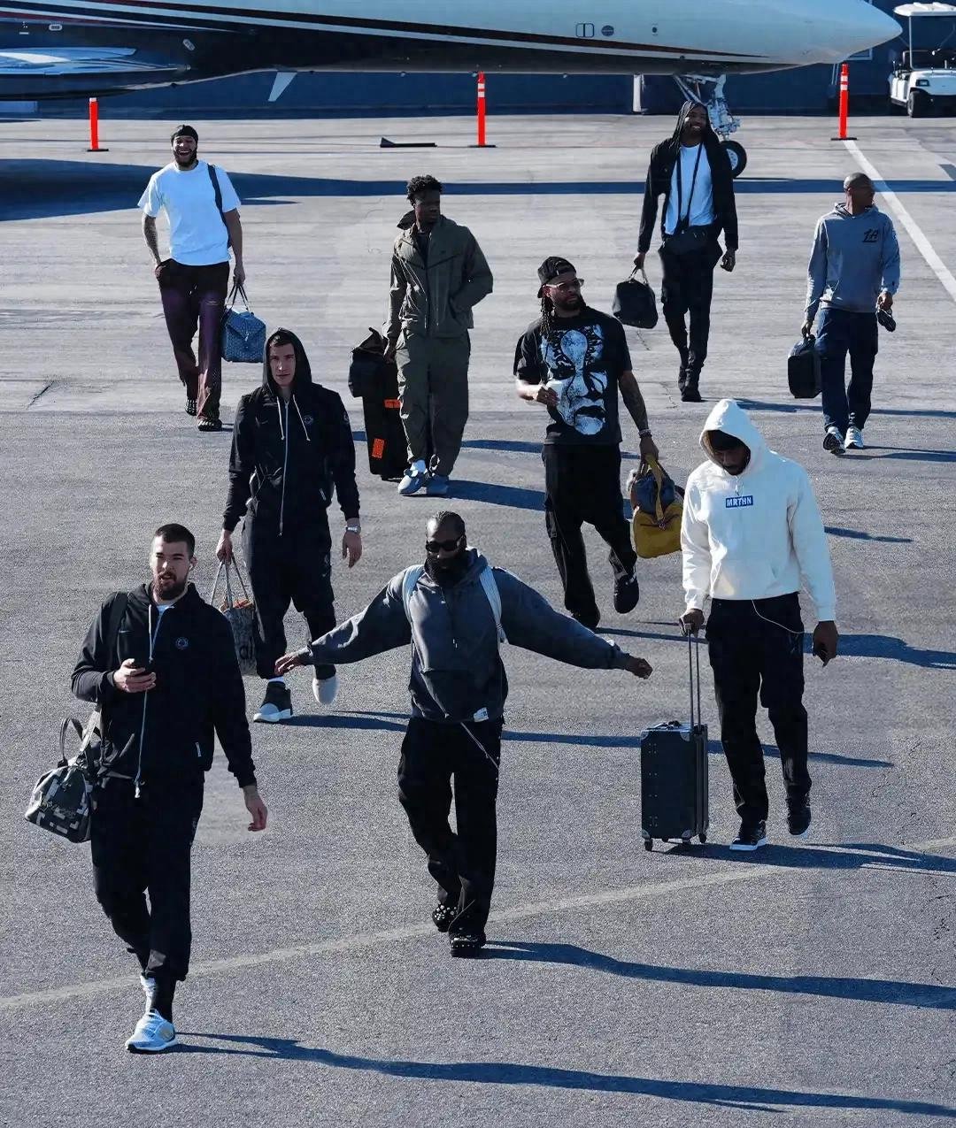 洛杉矶快船发布备战花絮，窗口期远射贴柱，CBA季后赛任务艰巨，控场能力受关注的简单介绍