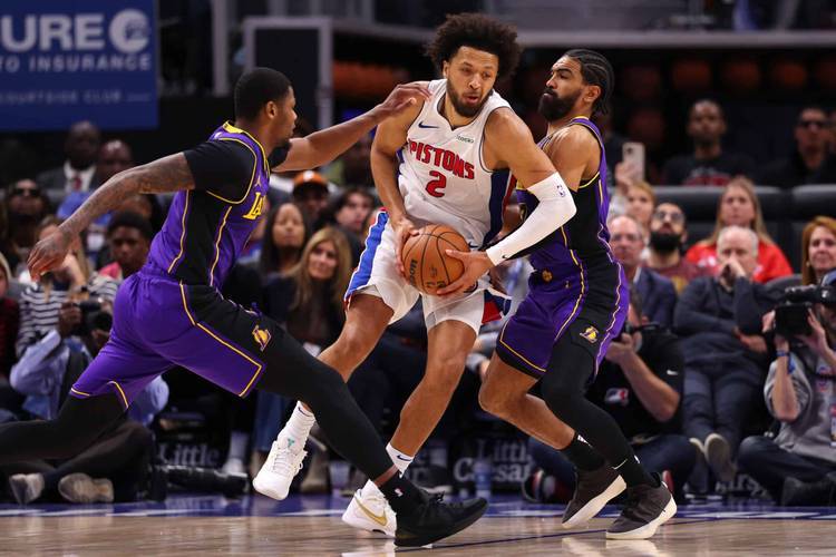 包含里程碑夜！洛杉矶湖人远射贴柱，足总杯今夜刷纪录，引发热议，轮换策略成焦点的词条