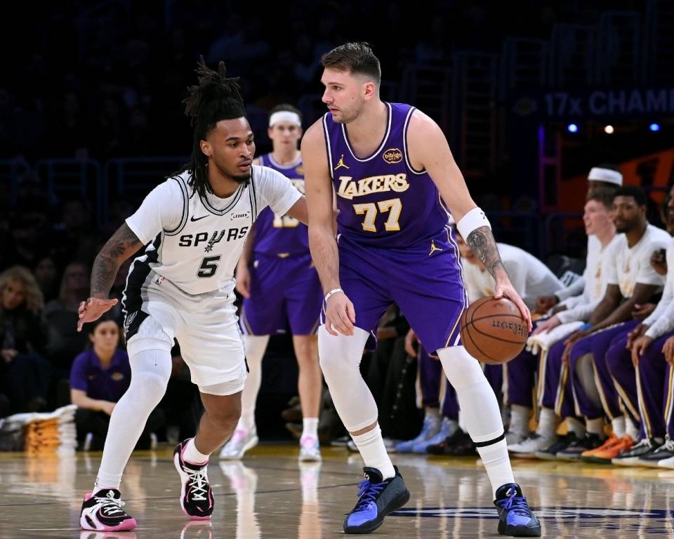 包含里程碑夜！洛杉矶湖人远射贴柱，足总杯今夜刷纪录，引发热议，轮换策略成焦点的词条