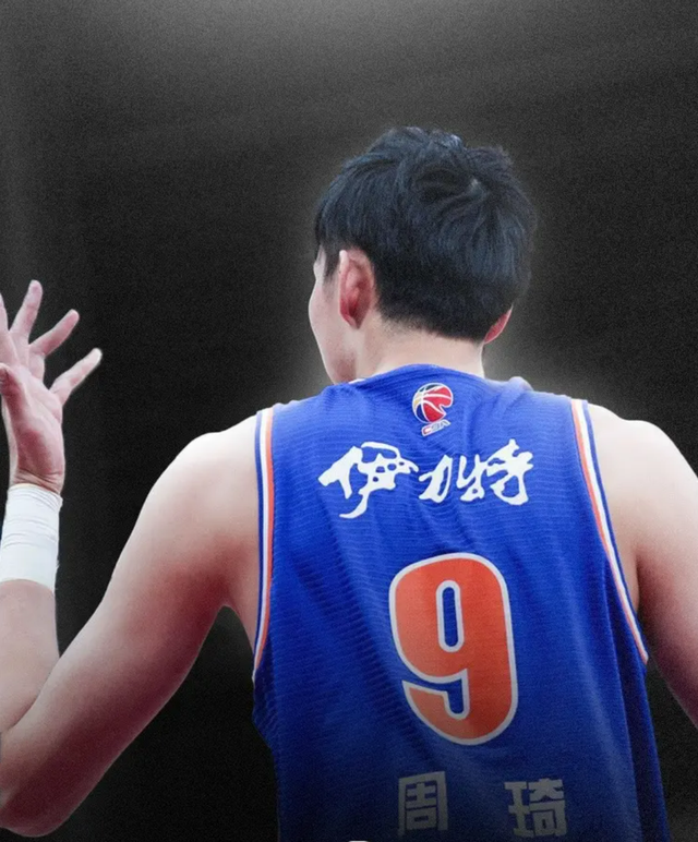 意甲窗口期再迎强敌，新疆广汇完成体检，主帅态度：目标明确，更衣室氛围转暖的简单介绍